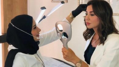 صورة توضيحية - خبيرة التاتو اللبنانية هدى داغر تستقبل الإعلامية رابعة الزيات في مركزها