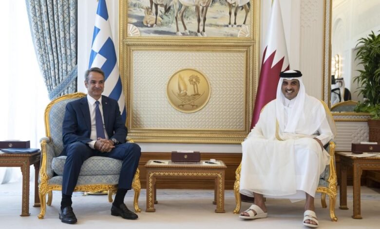 بن حمد يبحث مع ميتسوتاكيس تطوير التعاون