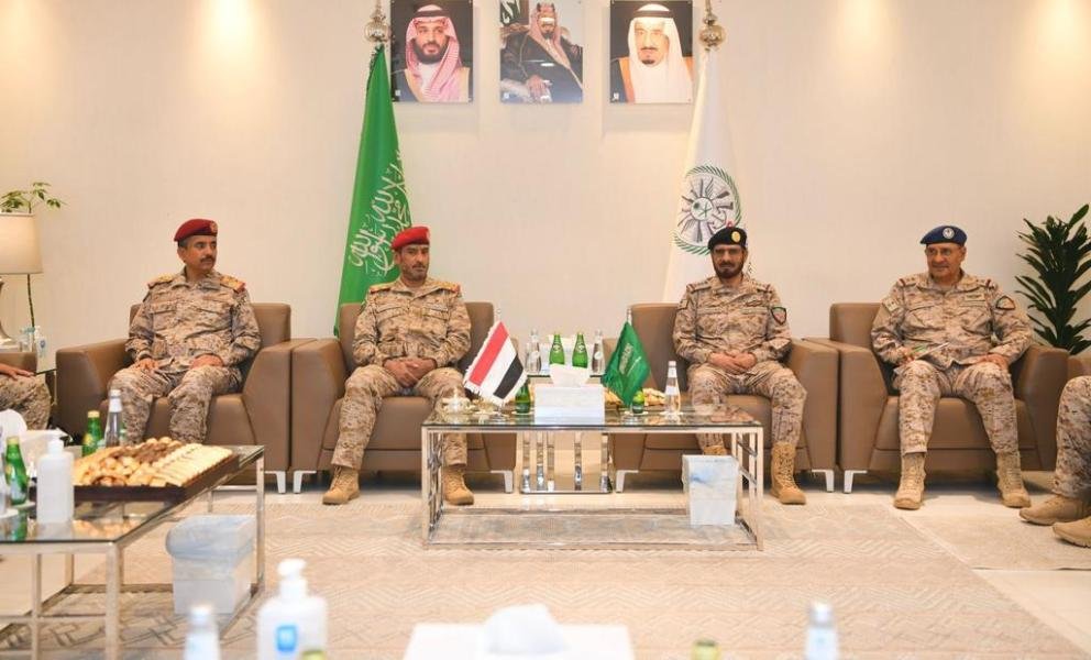 صورة مميزة: قائد التحالف يبحث مع رئيس الأركان اليمني سير العمليات
