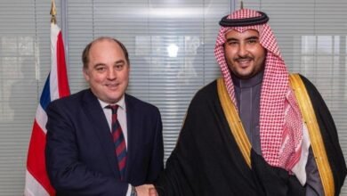 وزير الدفاع السعودي يبحث التعاون العسكري مع بريطانيا