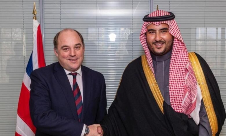 وزير الدفاع السعودي يبحث التعاون العسكري مع بريطانيا