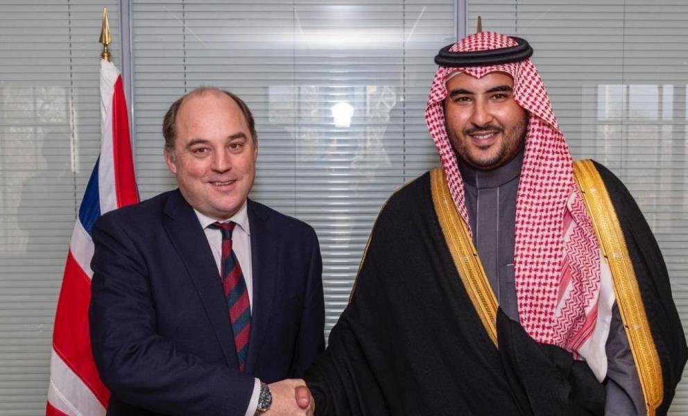 صورة مميزة: وزير الدفاع السعودي يبحث التعاون العسكري مع بريطانيا