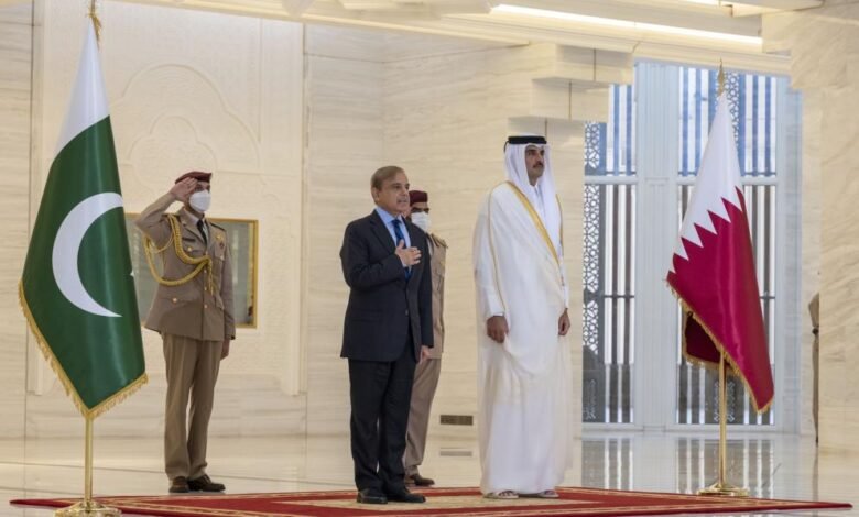 أمير قطر يبحث مع رئيس وزراء باكستان تعزيز العلاقات