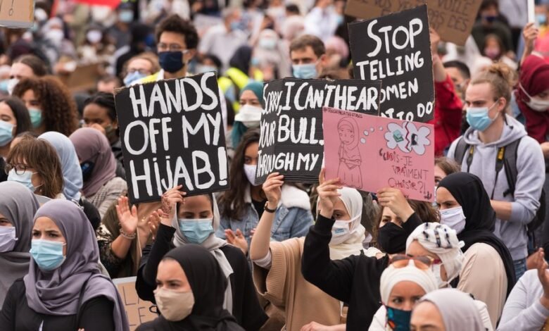 فرنسا تمنع الطالبات من ارتداء العباءات في المدارس الحكومية