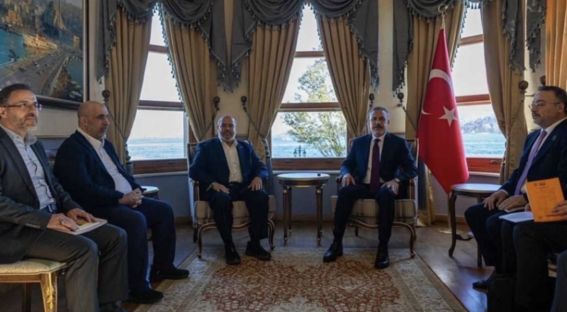 صورة مميزة: وزير الخارجية التركي يلتقي بمسؤولين من حماس ويناقشان المرحلة الثانية بغزة