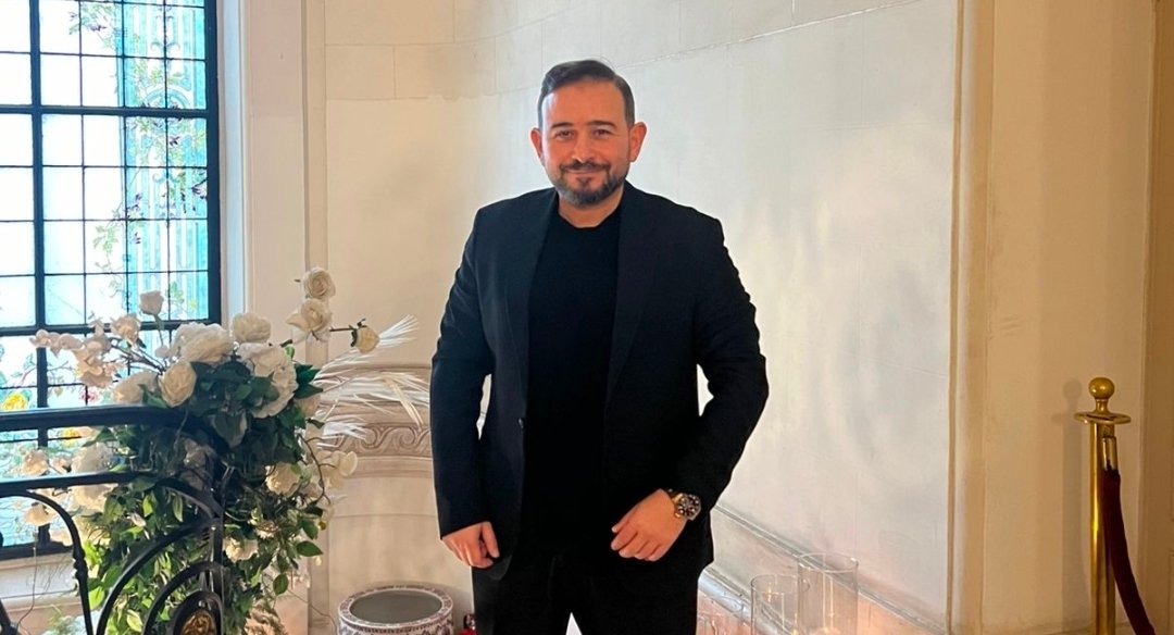 صورة مميزة: أحمد عادل… رحلة نجاح من الاستوديو إلى أكبر الإنتاجات الغنائية