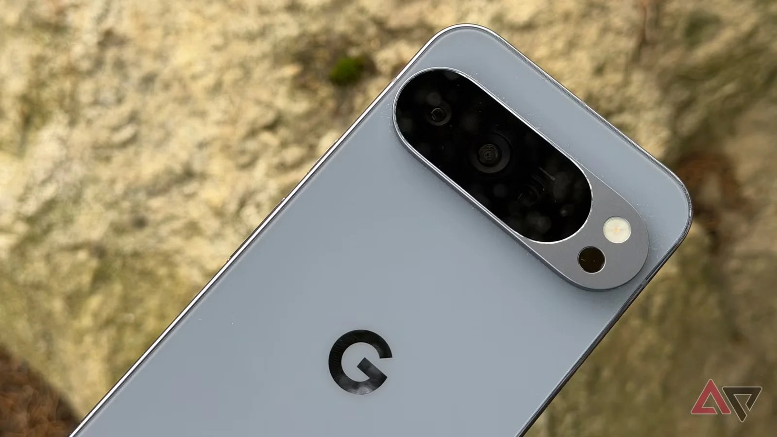 صورة مميزة: لقد قمت أخيرًا بإزالة تأثير التمويه المزعج هذا على هاتف Pixel 10 Pro