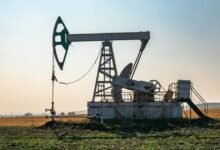 الذهب قرب 4,600 دولار بينما النفط يسجل تراجعاً أسبوعياً