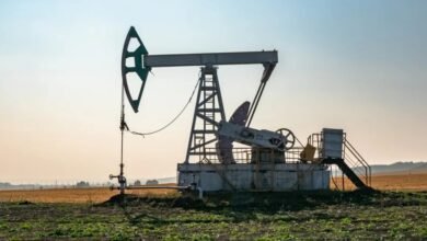 الذهب قرب 4,600 دولار بينما النفط يسجل تراجعاً أسبوعياً