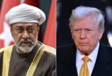 ترامب يصعّد ضد سلطنة عُمان: «يمكننا التعامل معها بسهولة» وسط خلافات حول مضيق هرمز واشنطن – 18 آب/أغسطس 2026 صعّد الرئيس الأميركي دونالد ترامب لهجته تجاه سلطنة عُمان، قائلاً إن الولايات المتحدة قادرة على «التعامل معها بسهولة»، في تصريحات جاءت وسط توتر متزايد بشأن الترتيبات المقترحة للملاحة عبر مضيق هرمز والدور الذي تؤديه مسقط في الاتصالات مع إيران. وقال ترامب للصحفيين في البيت الأبيض، الاثنين 17 آب/أغسطس، إنه لا يعتقد أن سلوك عُمان «كان جيداً جداً»، مضيفاً أن الولايات المتحدة تستطيع التعامل معها بسهولة، في تصريحات أكدتها تقارير لوكالة رويترز ووسائل إعلام أميركية. وجاء كلام ترامب رداً على أسئلة بشأن موقفه من السلطنة، في وقت تتزايد فيه الخلافات حول مستقبل الملاحة في مضيق هرمز، أحد أهم الممرات البحرية للطاقة والتجارة العالمية. تهديد أميركي مباشر التصريحات الأخيرة جاءت بعد لهجة أكثر حدة استخدمها ترامب في مقابلة إعلامية، إذ هدد باتخاذ عمل عسكري ضد عُمان في حال اعتبر أنها تعرقل المساعي الأميركية المتعلقة بإيران ومضيق هرمز. ويمثل هذا التصعيد تطوراً لافتاً في العلاقة بين واشنطن ومسقط، خصوصاً أن سلطنة عُمان أدت تاريخياً دور الوسيط بين الولايات المتحدة وإيران، واستضافت أو سهلت جولات متعددة من الاتصالات بين الطرفين. ماذا يحدث في مضيق هرمز؟ يتركز الخلاف الحالي حول الترتيبات الخاصة بإعادة تنظيم حركة السفن عبر مضيق هرمز، بعد أشهر من الاضطرابات العسكرية والسياسية التي أثرت بشدة على حركة الملاحة. وتجري إيران وسلطنة عُمان محادثات حول آلية لتنظيم حركة السفن عبر المضيق، فيما تشير التقارير إلى خلافات جوهرية مع واشنطن بشأن طبيعة السيطرة على الممر البحري وشروط مرور السفن. وكانت حركة السفن عبر هرمز قد تراجعت بصورة حادة مقارنة بمستويات ما قبل الحرب؛ إذ أفادت رويترز في 11 آب/أغسطس بأن ست سفن فقط عبرت المضيق خلال يوم واحد، مقابل نحو 130 إلى 140 سفينة يومياً قبل الحرب. عُمان بين واشنطن وطهران تضع التطورات الأخيرة مسقط في موقف بالغ الحساسية، فهي من جهة حليف وشريك قديم للولايات المتحدة، ومن جهة أخرى تحتفظ بعلاقات سياسية ودبلوماسية وثيقة مع إيران، الأمر الذي مكّنها طوال سنوات من لعب دور قناة اتصال بين واشنطن وطهران. وتشير التقارير إلى أن واشنطن تنظر بقلق إلى بعض تفاصيل الترتيبات التي يجري بحثها بين إيران وعُمان بشأن المضيق، بينما تعتبر مسقط أن استمرار التواصل مع طهران ضروري لمنع انهيار الملاحة وتصاعد المواجهة العسكرية. تصعيد يتجاوز الخلاف الدبلوماسي تكمن خطورة تصريحات ترامب في أنها تنقل الخلاف من مستوى الضغط الدبلوماسي إلى التهديد الصريح باستخدام القوة ضد دولة خليجية ترتبط بعلاقات استراتيجية مع واشنطن. ويأتي ذلك في وقت لا تزال فيه الولايات المتحدة وإيران عاجزتين عن التوصل إلى تسوية نهائية بشأن الحرب والملف النووي ومستقبل مضيق هرمز، بعد انتهاء مهلة تفاوضية استمرت 60 يوماً من دون تحقيق اختراق حاسم. كما أن أي تصعيد يمس الأراضي العُمانية أو البنية البحرية المحيطة بالمضيق قد تكون له تداعيات تتجاوز العلاقة الأميركية–العُمانية، نظراً للأهمية الاستراتيجية لهرمز بالنسبة لصادرات النفط والغاز الخليجية وسلاسل الإمداد العالمية. ما الذي تعنيه تصريحات ترامب؟ سياسياً، تبدو تصريحات الرئيس الأميركي رسالة ضغط مباشرة على مسقط بهدف منع ظهور ترتيبات إيرانية–عُمانية للمضيق لا تتوافق مع الشروط الأميركية. أما استراتيجياً، فإن دخول عُمان بصورة مباشرة في دائرة التهديد الأميركي قد يضعف قدرتها على الاستمرار كوسيط محايد نسبياً بين واشنطن وطهران، وهي وظيفة دبلوماسية اعتمد عليها الطرفان مراراً خلال السنوات الماضية. وفي المقابل، لا تعني تصريحات ترامب بالضرورة أن قراراً عسكرياً ضد السلطنة قد اتُخذ، لكنها ترفع مستوى المخاطر السياسية والعسكرية المحيطة بالمفاوضات وتكشف حجم الخلاف بشأن من يملك حق تحديد قواعد الملاحة في أحد أكثر الممرات البحرية حساسية في العالم. المصادر: رويترز، أسوشيتد برس، تصريحات الرئيس الأميركي دونالد ترامب.