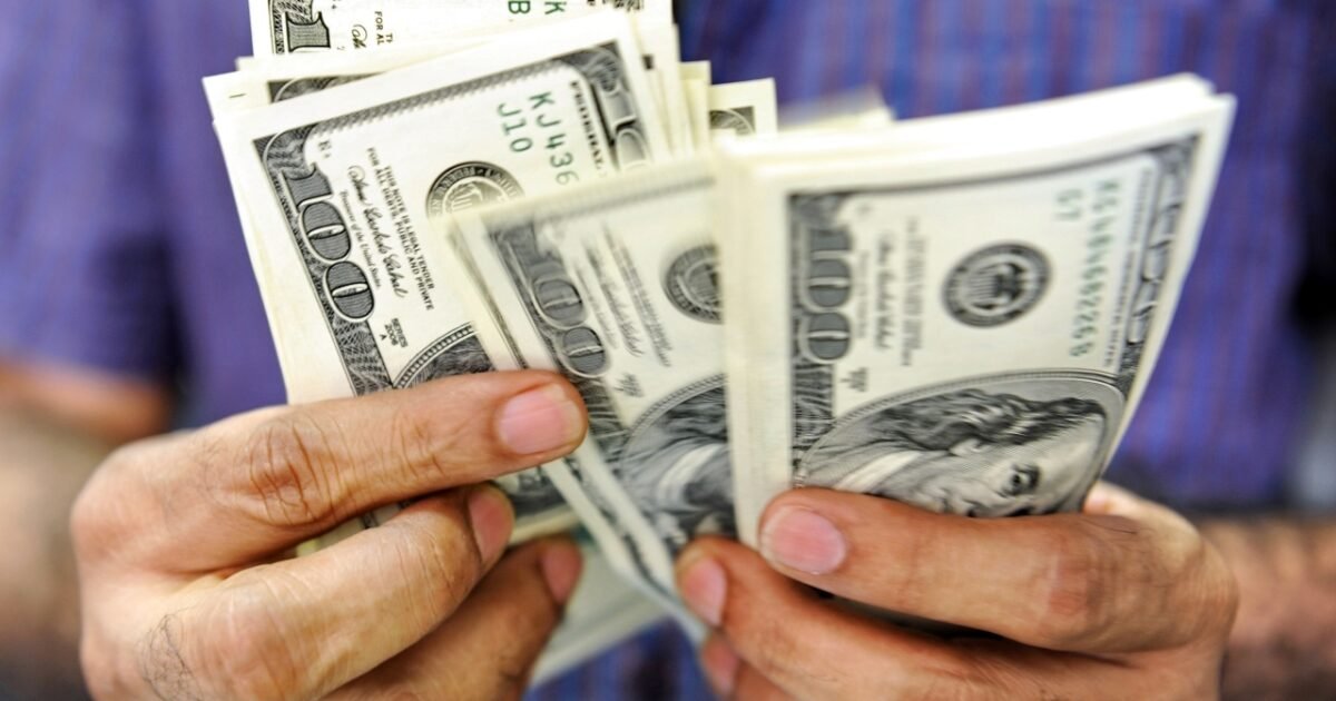 الدولار يرتفع والأسواق تترقب أول رفع للفائدة الأميركية منذ أكثر من عامين