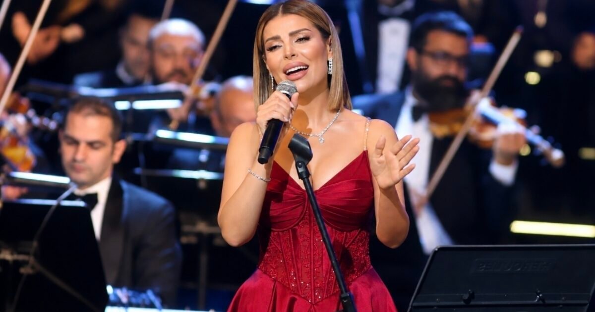 أمل الغربي تشكر الجمهور والمايسترو حازم القصبجي بعد حفل الأوبرا - صورة مميزة أمل الغربي تشكر الجمهور والمايسترو حازم القصبجي بعد حفل الأوبرا