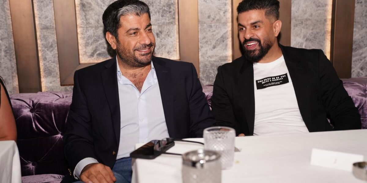 الخبير العالمي أحمد سليمان اسم لامع في عالم تصفيف الشعر والعناية الفاخرة