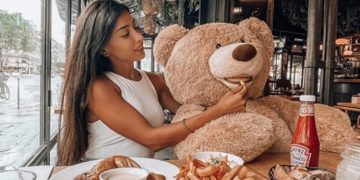 Elsa Boulos Grabs the Attention of her Followers with Cute Scenes