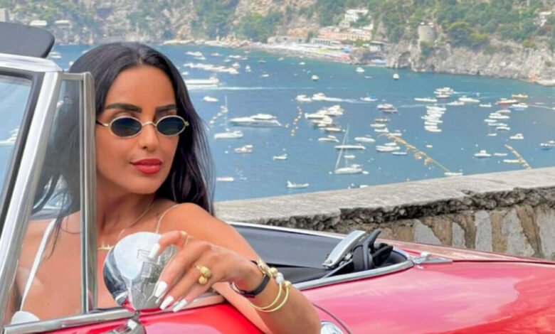 الفنانة منار تتعرض لمتاعب في رحلة إلى فينيسيا الإيطالية فقدت امتعتها وتعرضت لسرقة محفظتها الشخصية