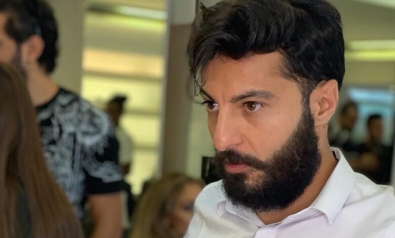 المزين حسين صفوان يعشق مهنته حدّ الشغف