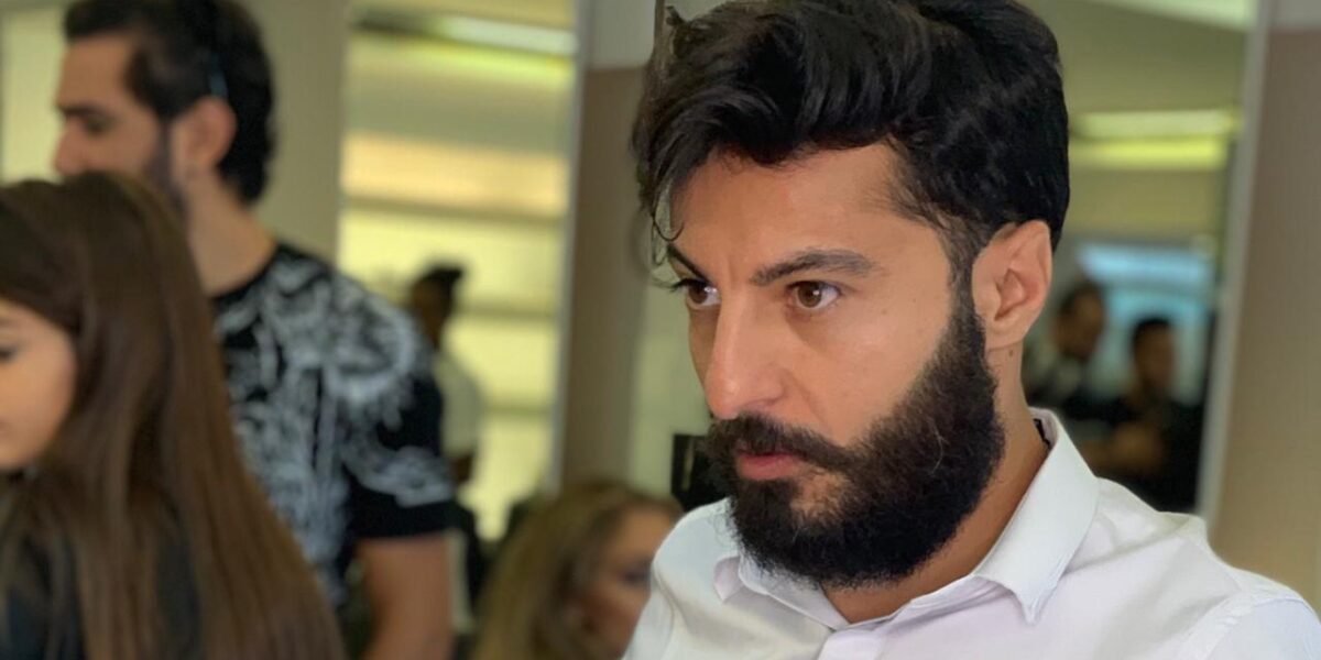 صورة مميزة: المزين حسين صفوان يعشق مهنته حدّ الشغف