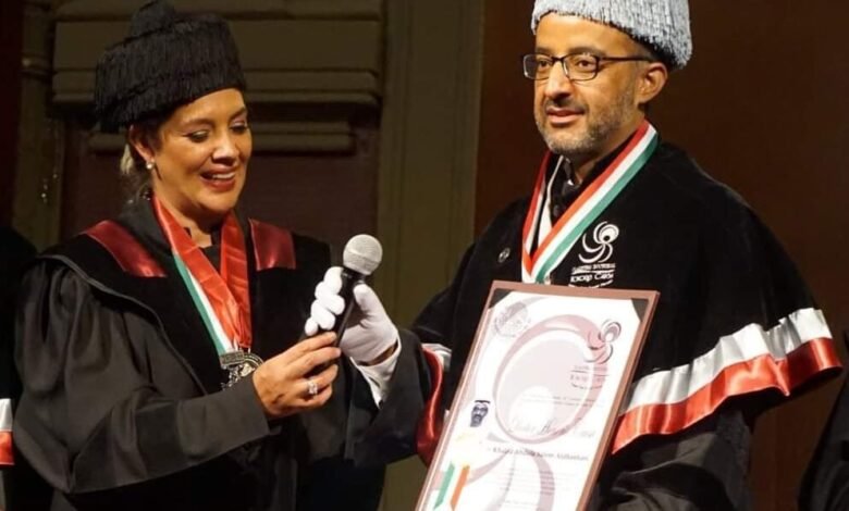 خالد الظنحاني يتسلم الدكتوراه الفخرية ووسام التنمية الثقافية من اتحاد الجامعات المكسيكية